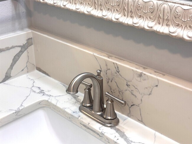 Foto del edificio - 12500 Melville Dr