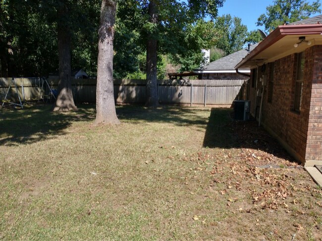 Building Photo - 4546 Pine Crest Dr