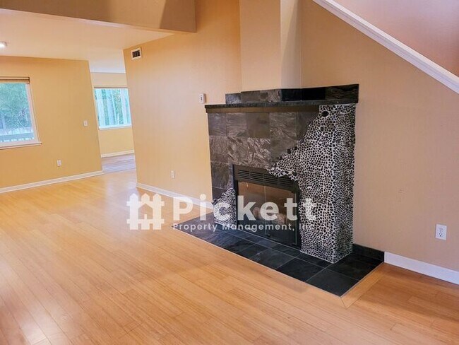 Building Photo - 3 Bedroom Silverdale Townhouse Near Island...