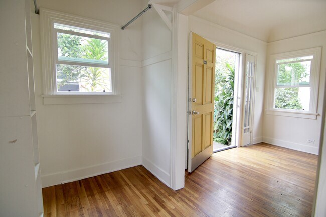 Building Photo - 806 Lucile Ave