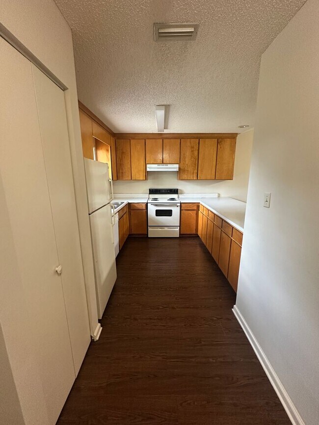 Foto del edificio - 2 Bedroom/2 Bathroom Duplex located close ...