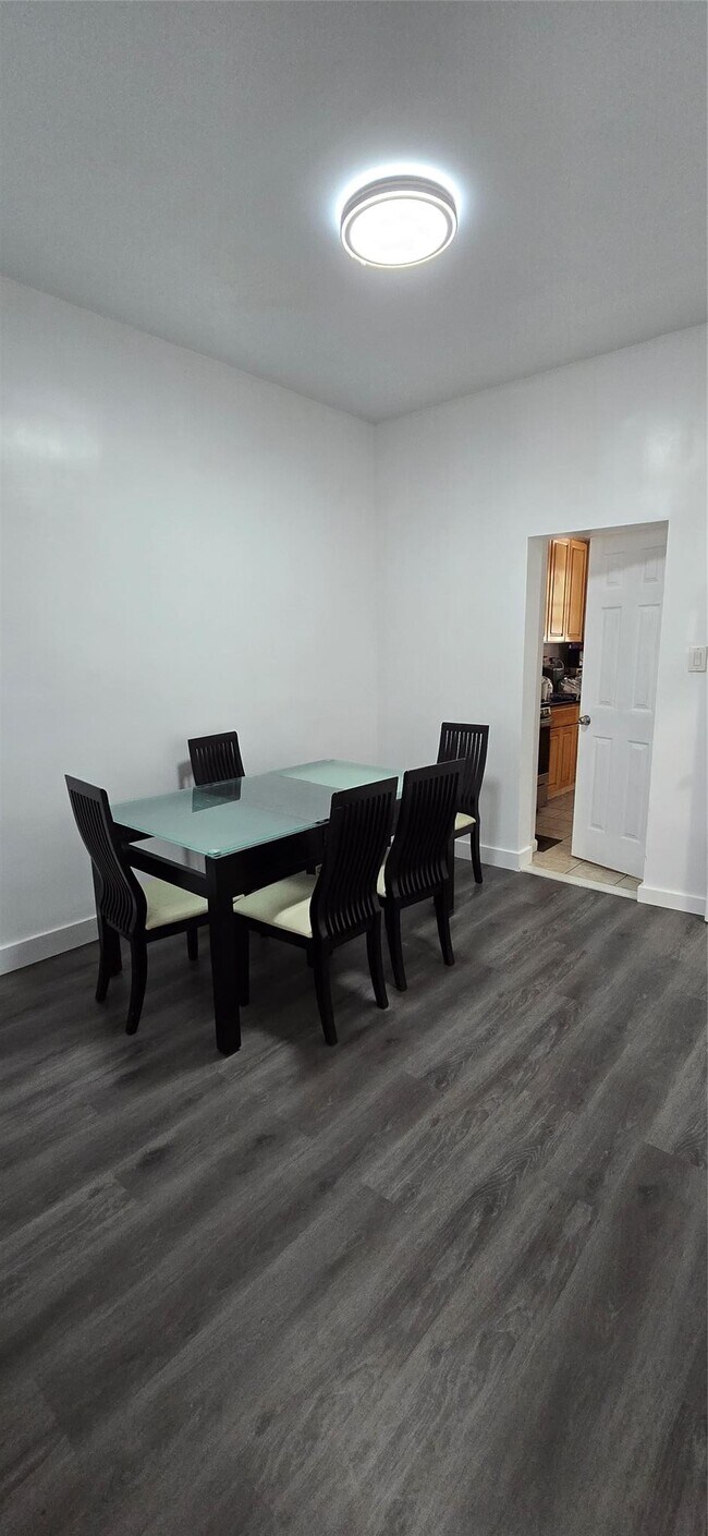 Foto del edificio - 1135 E 15th St