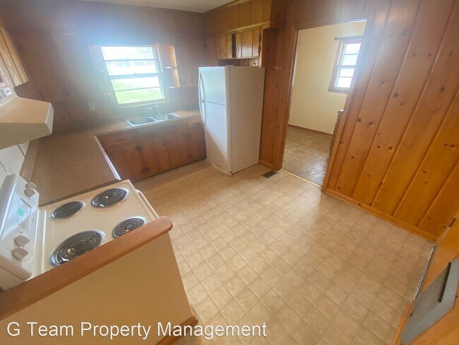 Building Photo - 3 br, 1 bath House - 404 Vosswood Dr