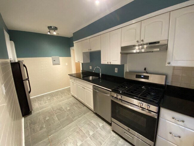 Foto del edificio - Bright, Luxurious 3Bed Next to B,C, D Lines!