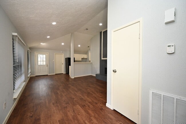 Building Photo - Charming 2 beds/2 baths duplex with privat...
