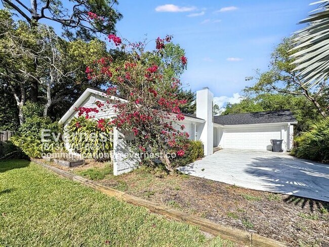 Foto del edificio - 3-Bedroom/2-Bath Home with Fenced Yard & Private Pool/ Available Soon!