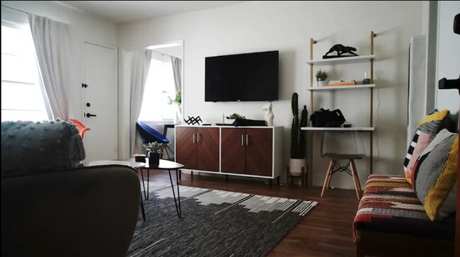 Foto del edificio - 1736 Purdue Ave