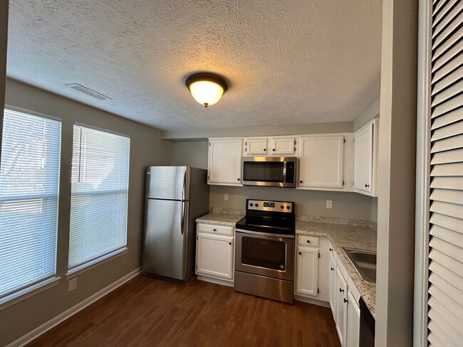 Building Photo - Convenient West-End Townhome