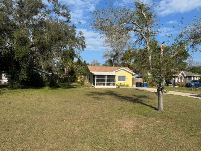 Building Photo - 2/1 home in Clearwater - Check this out!