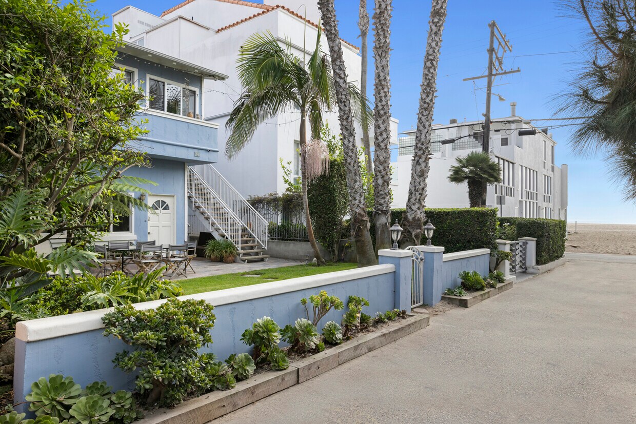 Primary Photo - 16 Spinnaker St