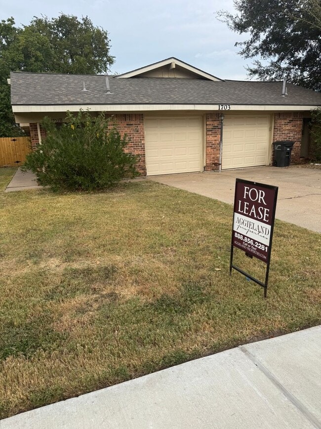 Building Photo - AUGUST PRE-LEASE!!  Adorable 2 Bedroom 1.5...