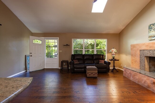 Foto del edificio - Cozy 2 Bedroom Cottage with Lush Gardens
