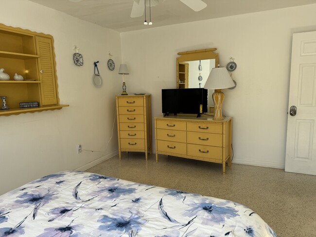 Queen bedroom with smart TV - 1819 32nd Ave