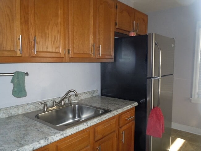 Building Photo - Cute Two Bedroom Cottage with Garage!