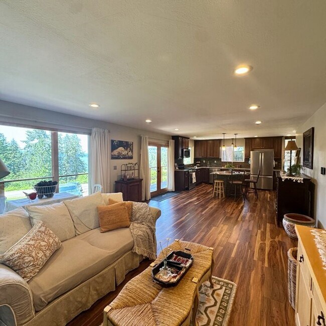Building Photo - Beautiful lakeview home for rent