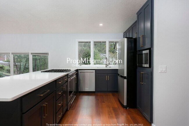 Building Photo - Updated Three Bedroom Gem in Lake Oswego!