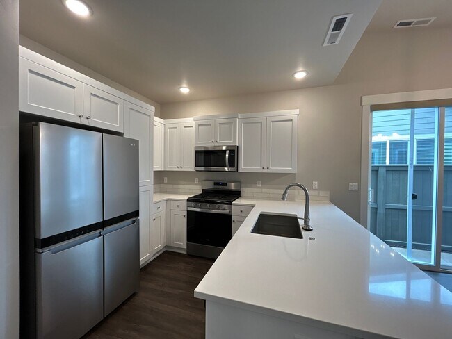 Foto del edificio - Luxury 2BR Duplex Near Old Mill District & Trails – Apply Today!