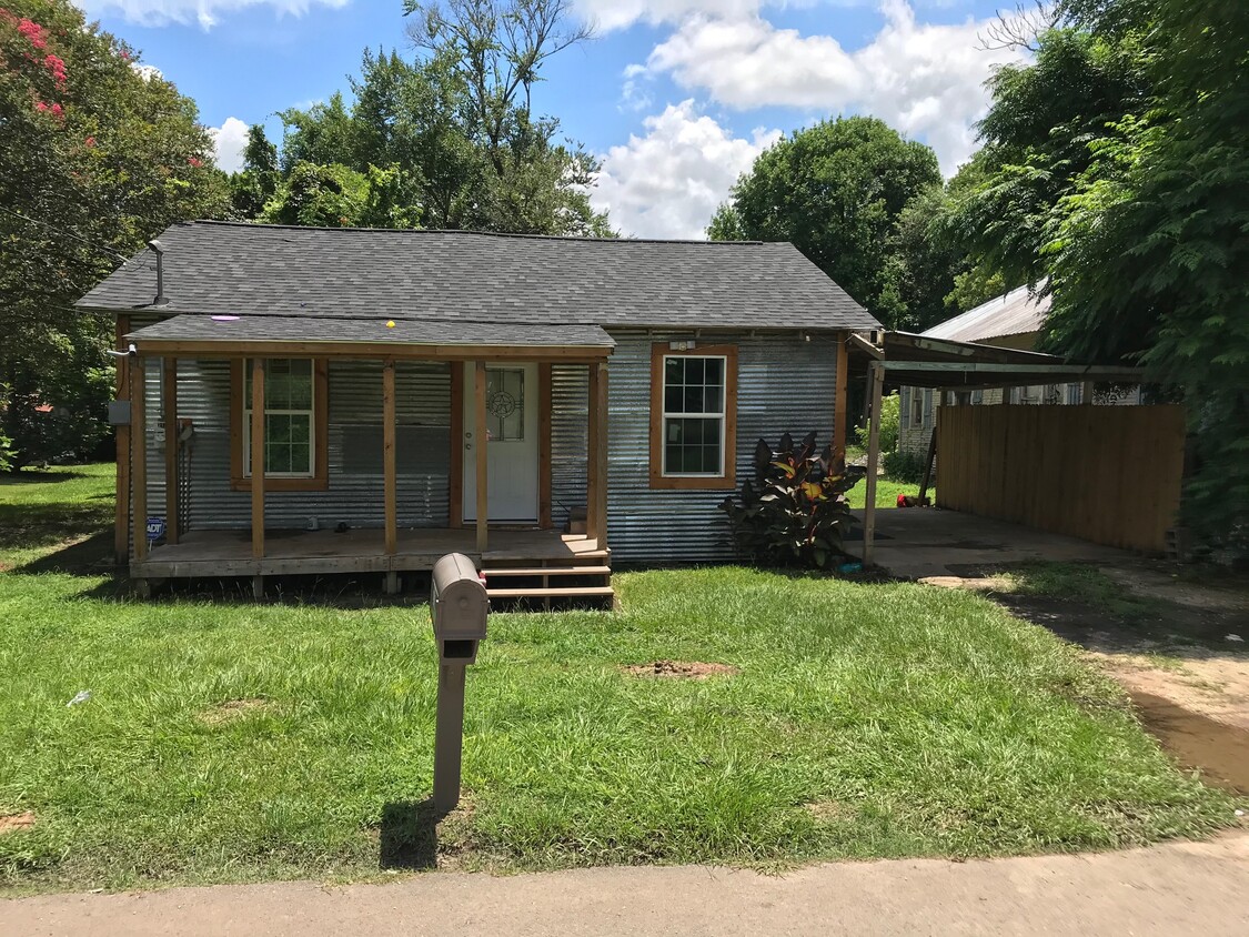 three bedroom house - 213 Clarence St