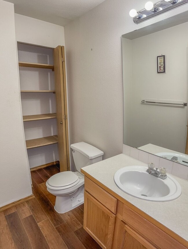 Building Photo - Cozy Home Available In Federal Way!