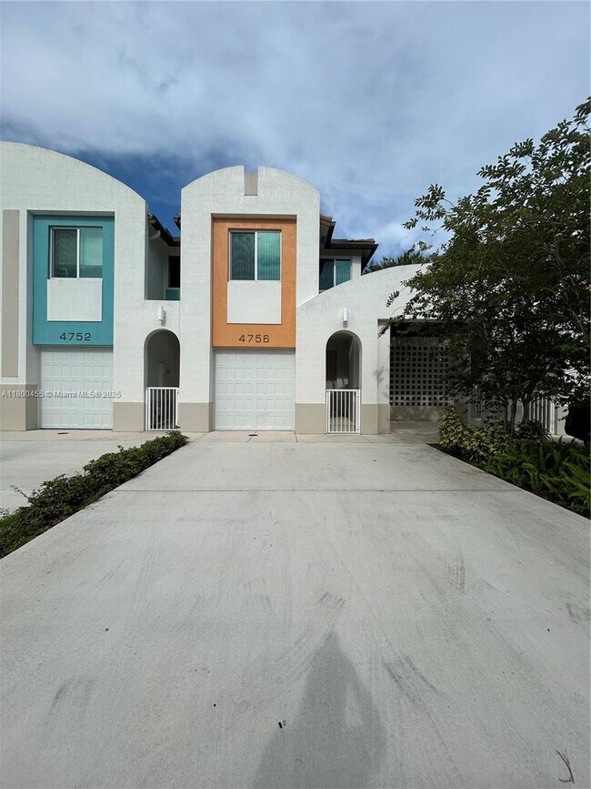 Building Photo - 4756 SW 63rd Terrace