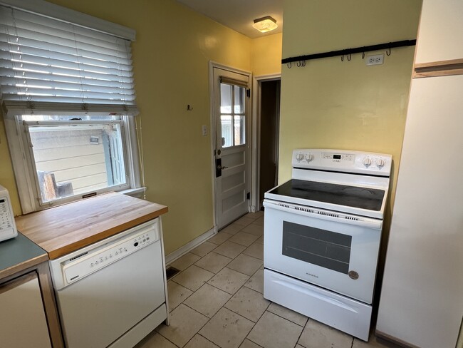 Building Photo - 1404 White Ave