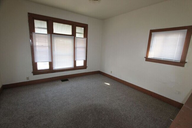 Building Photo - 515 E Virginia St