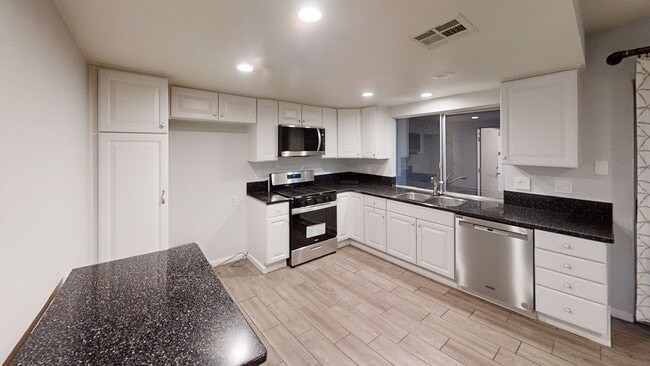 Building Photo - 3-Bedroom Home in Redlands, CA