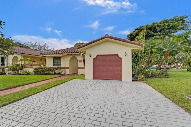 Building Photo - 9540 Sevilla Ln