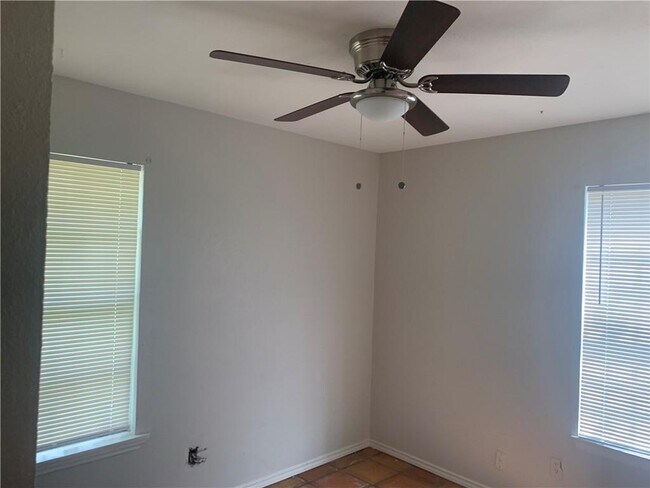 Building Photo - 1418 Seville Dr