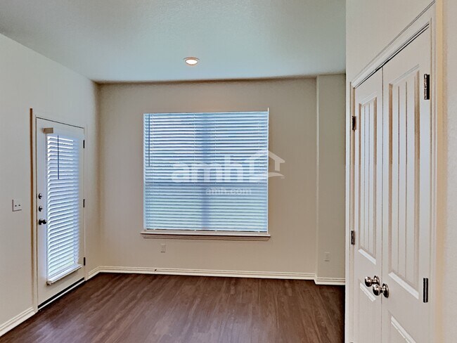 Foto del edificio - 2705 Lillybrook Ln