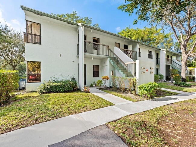 Building Photo - 3868 Carambola Cir N