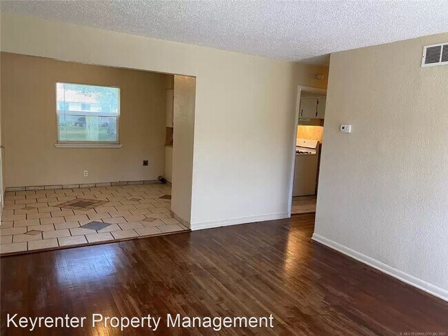Building Photo - 3 br, 1 bath House - 5507 N Iroquois Ave