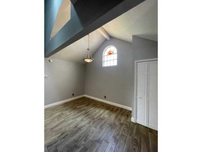 Building Photo - Beautiful 2 Bed/2 Bath Condo with Loft-BOT...