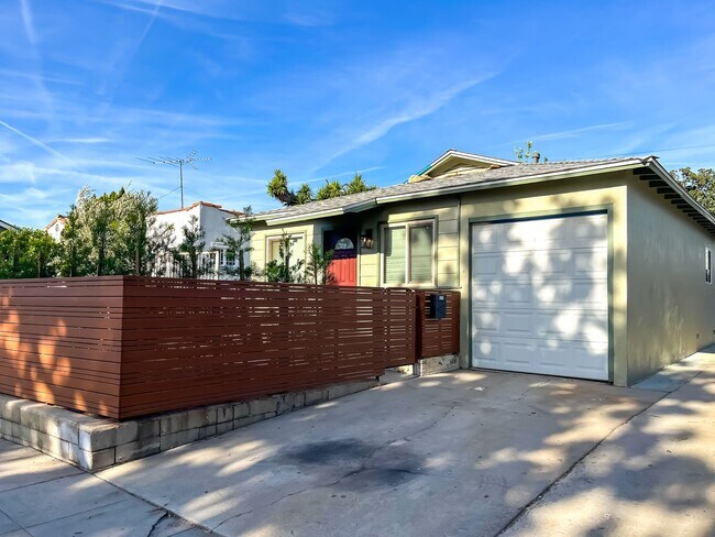 Foto del edificio - 3213 Atwater Ave