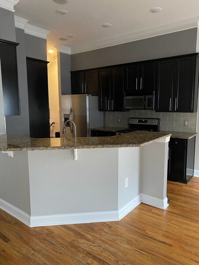 Foto del edificio - Elegant Intown Living in Carlyle Park – Beautiful 3BR/3.5BA Townhome