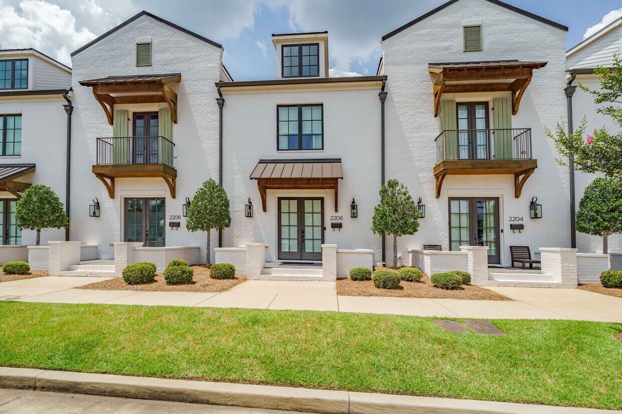 Foto principal - Beautiful 3 Bed 3.5 Bath Available Fall 20...