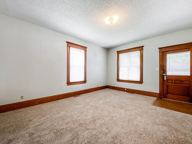 Building Photo - Large 4 Bed 2 Bath Home