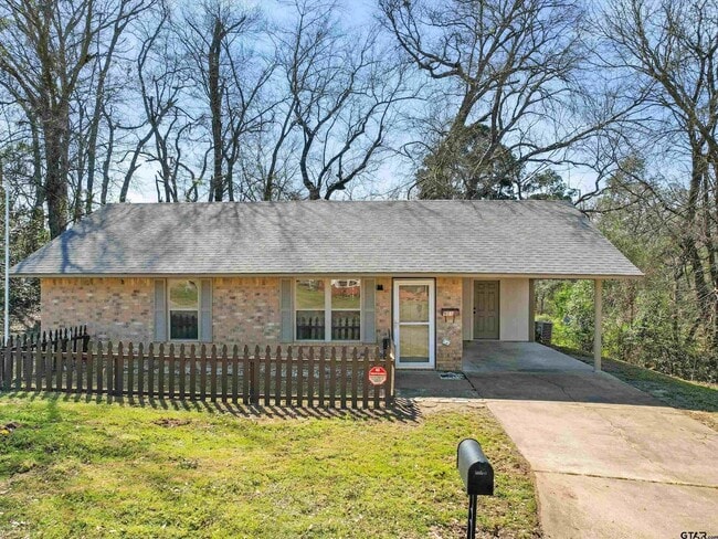 Building Photo - 901 Skyview Dr