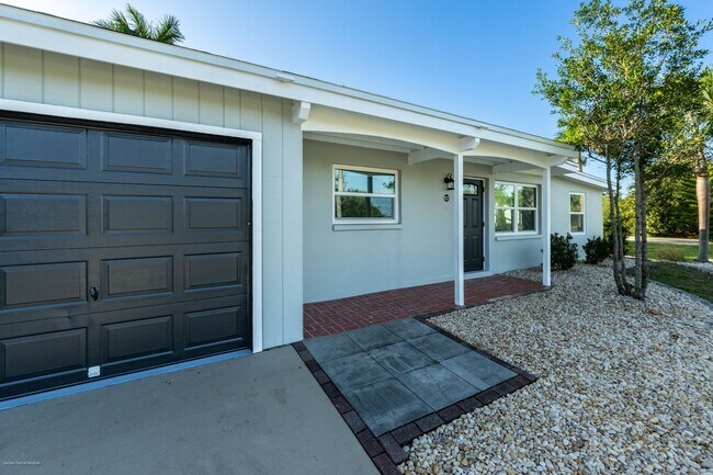 Building Photo - CLOSE TO HISTORIC DISTRICT AND PARKS