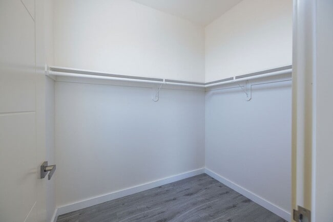 Foto del edificio - 1130 1/2 West 39th Street