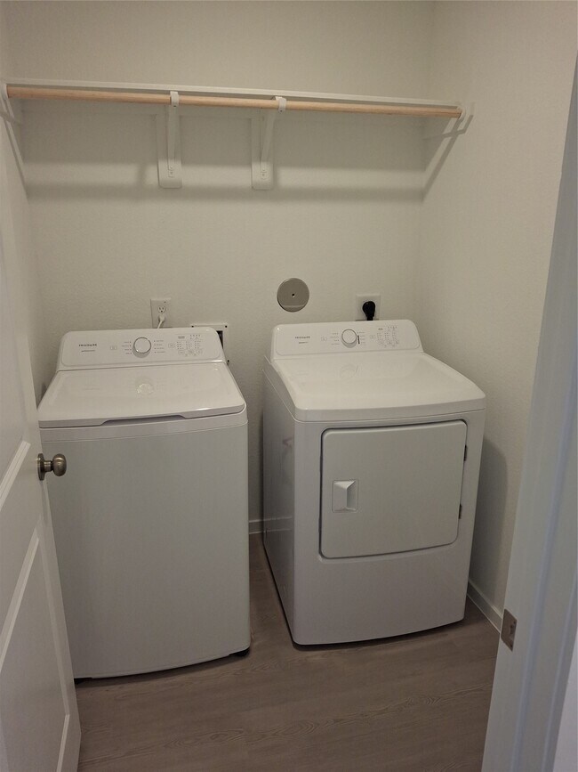 Foto del edificio - 16126 Prairie Dr