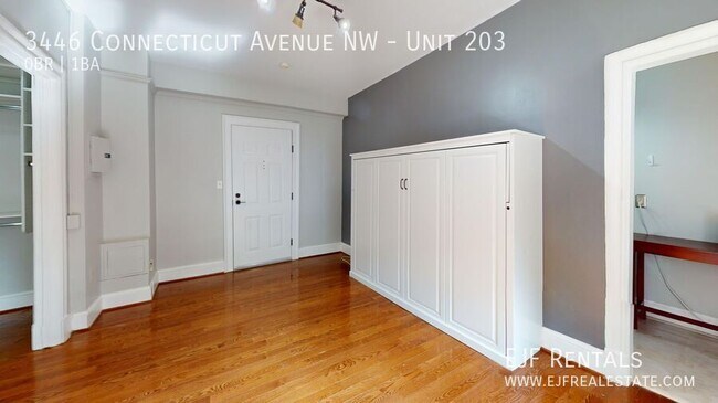 Foto del edificio - Lovely Studio Apartment in the HEART of Cl...