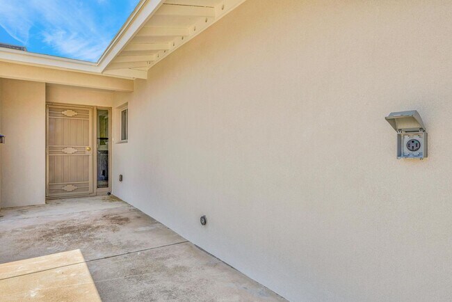 Foto del edificio - 6 Bedroom/4 Bath - Fully Remodeled