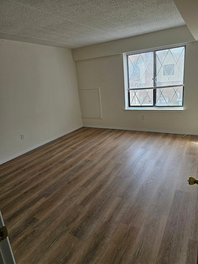 Building Photo - 5200 Hilltop Dr