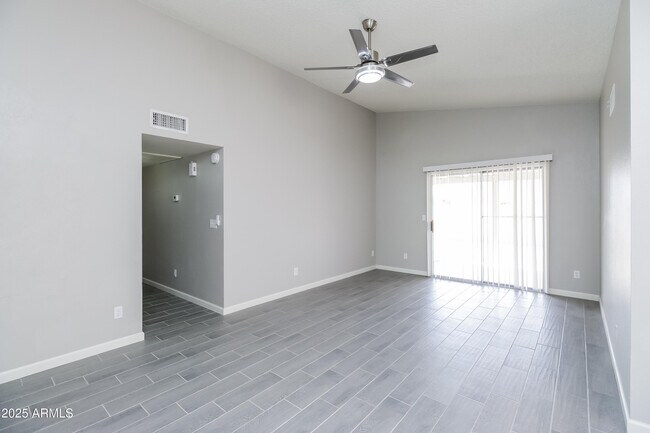 Foto del edificio - 7619 W Desert Cove Ave