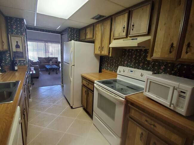 Kitchen - 446 Valerie Dr
