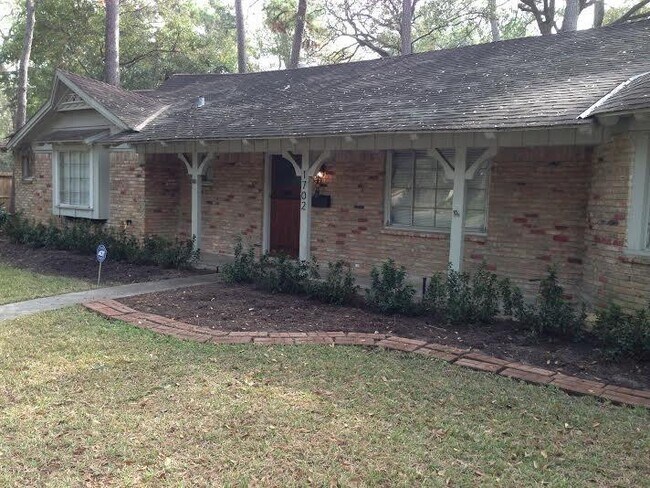 Building Photo - 1702 Maux Dr