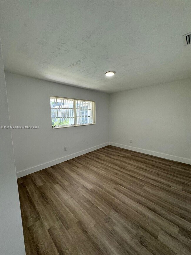 Foto del edificio - 1373 NE 146th St