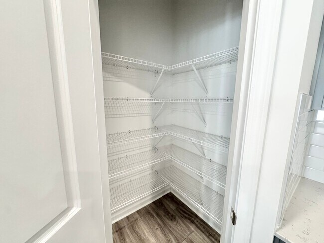 Foto del edificio - 3 br 2.5 ba townhome AVAILABLE JULY 16TH close to freeways and shopping!