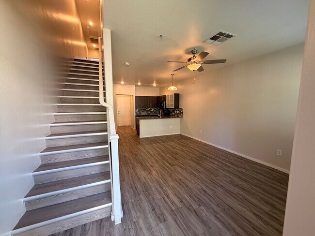 Foto del edificio - Spacious 3 Bedroom, 2.5 Bath Phoenix Townhome with *New Floors* + *NEW* Paint!